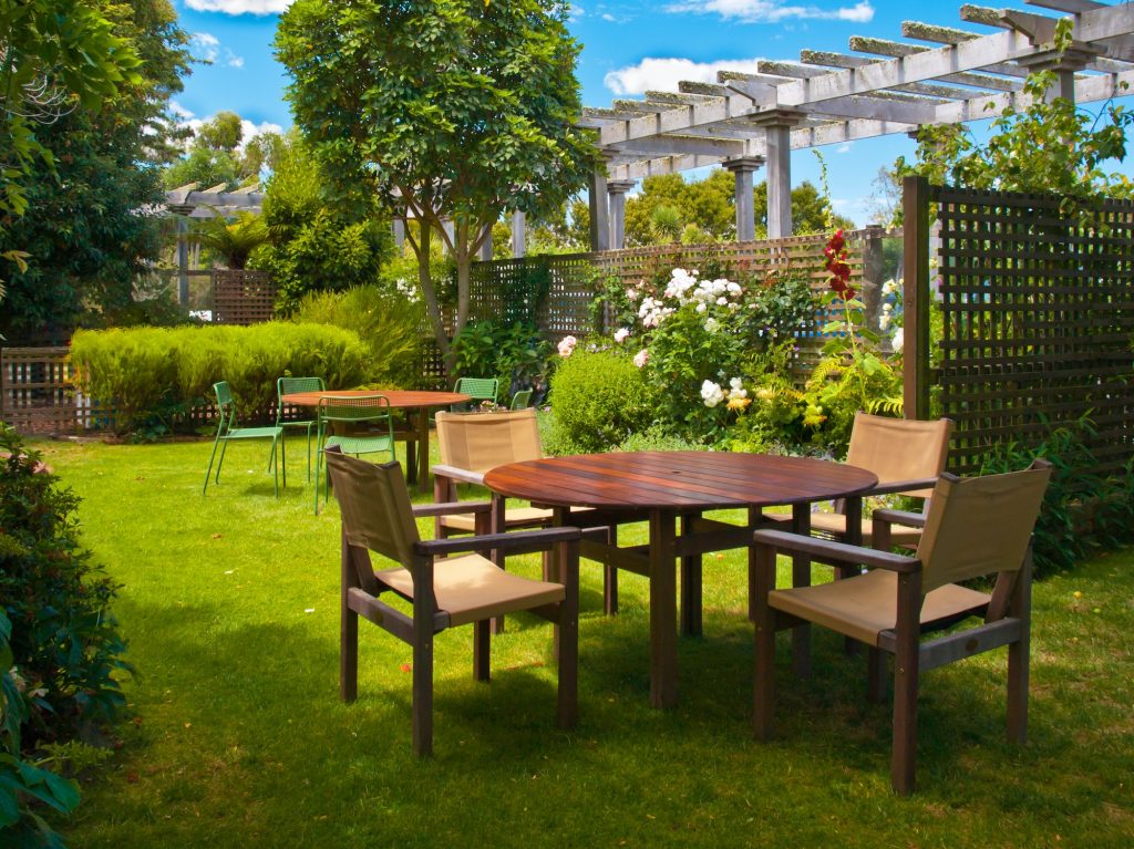 How to Choose the Perfect Outdoor Dining Set